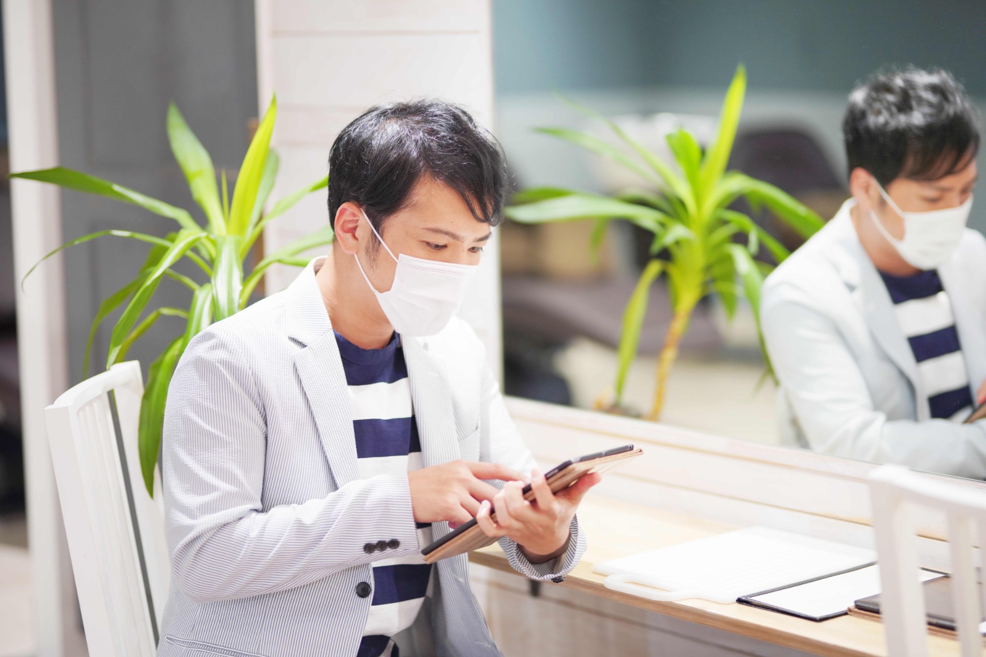 タブレットで予約管理を確認するスタッフ