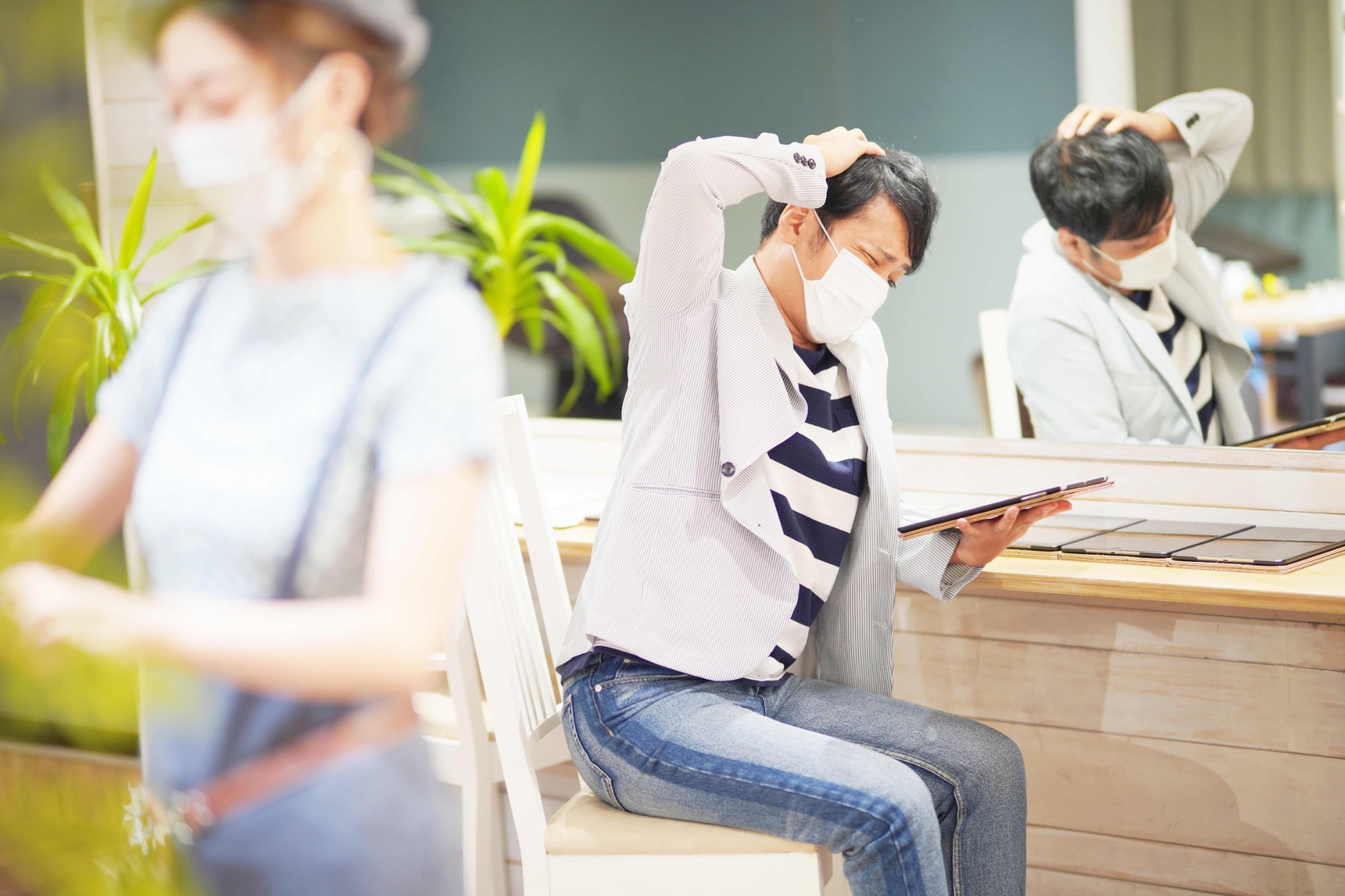 予約管理に頭を抱えるサロンスタッフ
